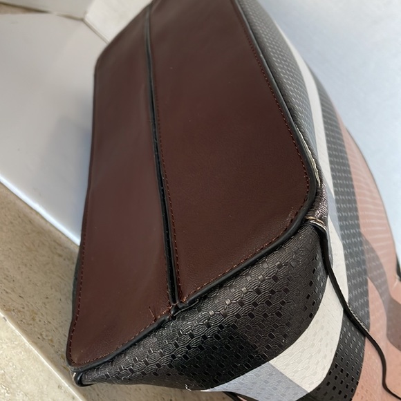 Handbag Plus a Second Piece - Picture 5 of 9